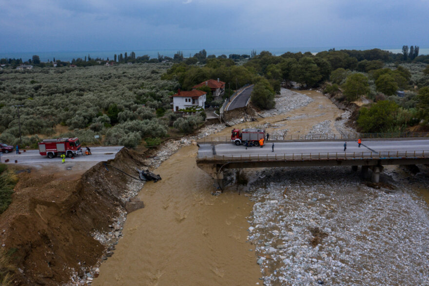 Κακοκαιρία Daniel - Μαγνησία: Σπίτι στο Πήλιο «στηρίζεται» σε λεωφορείο - Δείτε φωτογραφίες με τον πλημμυρισμένο Βόλο από ψηλά