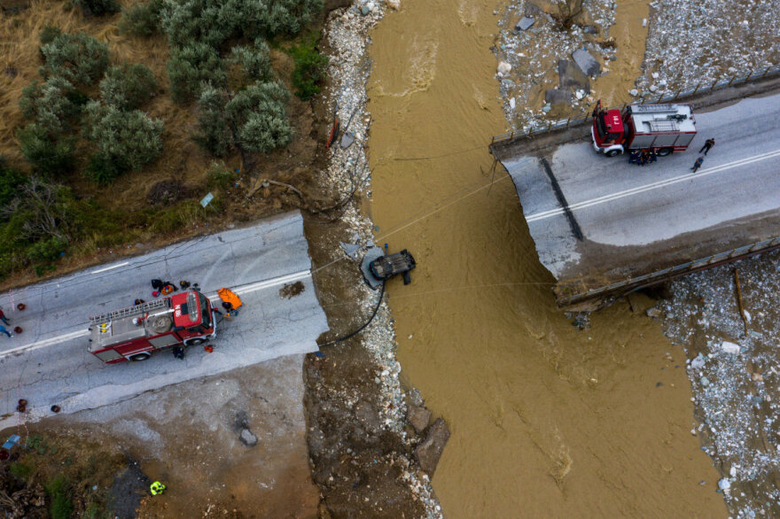 Κακοκαιρία Daniel - Μαγνησία: Σπίτι στο Πήλιο «στηρίζεται» σε λεωφορείο - Δείτε φωτογραφίες με τον πλημμυρισμένο Βόλο από ψηλά