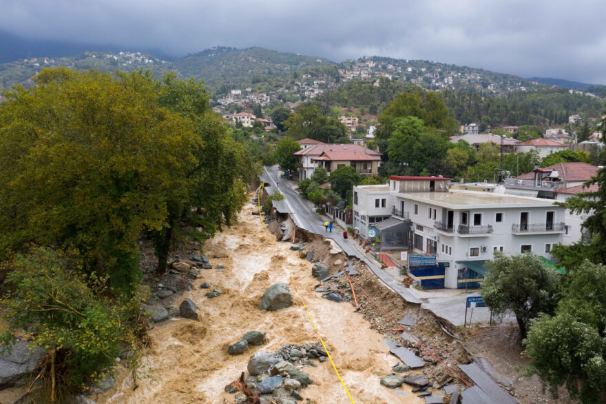 Κακοκαιρία Daniel - Μαγνησία: Σπίτι στο Πήλιο «στηρίζεται» σε λεωφορείο - Δείτε φωτογραφίες με τον πλημμυρισμένο Βόλο από ψηλά