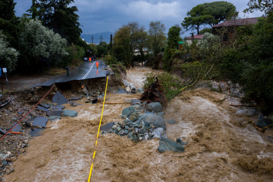 Κακοκαιρία Daniel - Μαγνησία: Σπίτι στο Πήλιο «στηρίζεται» σε λεωφορείο - Δείτε φωτογραφίες με τον πλημμυρισμένο Βόλο από ψηλά