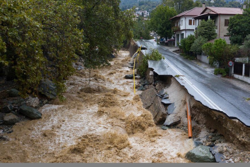 Κακοκαιρία Daniel - Μαγνησία: Σπίτι στο Πήλιο «στηρίζεται» σε λεωφορείο - Δείτε φωτογραφίες με τον πλημμυρισμένο Βόλο από ψηλά