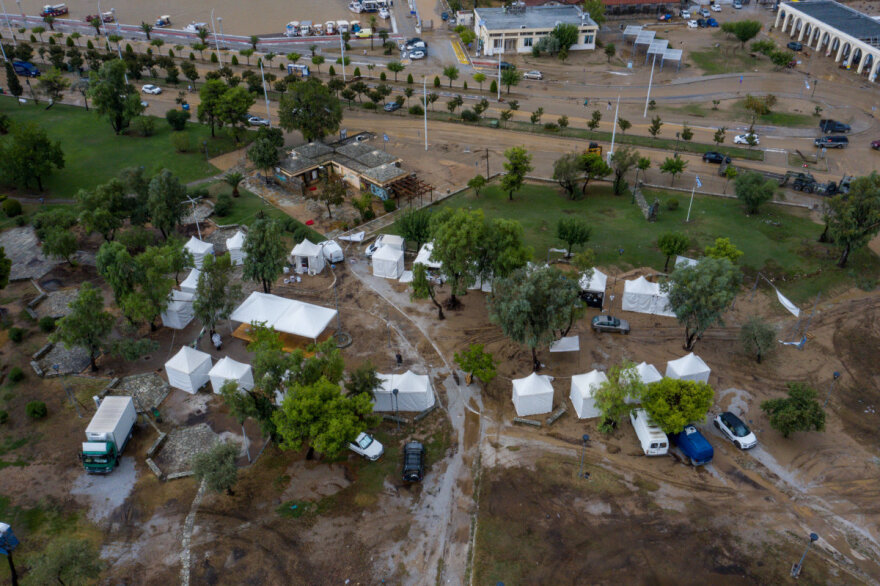 Κακοκαιρία Daniel - Μαγνησία: Σπίτι στο Πήλιο «στηρίζεται» σε λεωφορείο - Δείτε φωτογραφίες με τον πλημμυρισμένο Βόλο από ψηλά