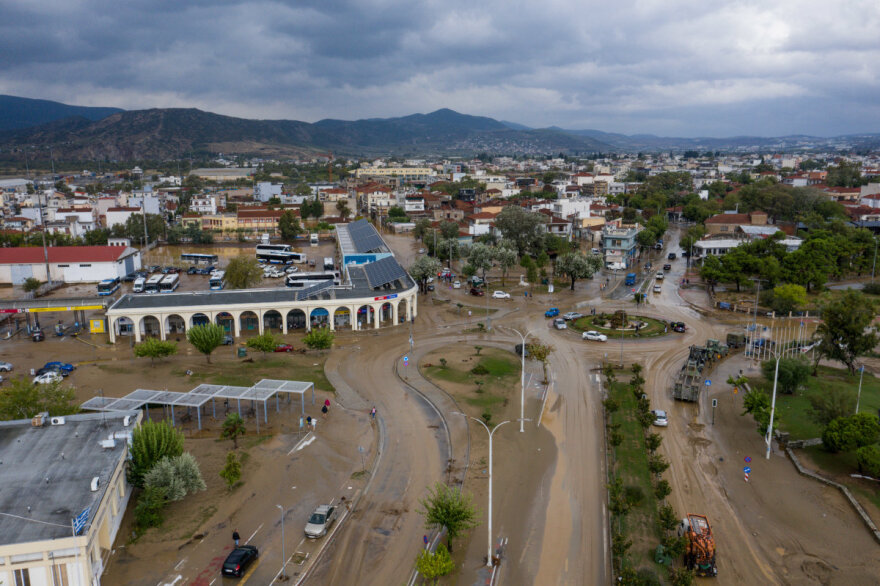Κακοκαιρία Daniel - Μαγνησία: Σπίτι στο Πήλιο «στηρίζεται» σε λεωφορείο - Δείτε φωτογραφίες με τον πλημμυρισμένο Βόλο από ψηλά