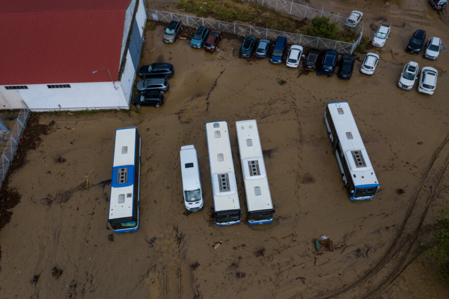 Κακοκαιρία Daniel - Μαγνησία: Σπίτι στο Πήλιο «στηρίζεται» σε λεωφορείο - Δείτε φωτογραφίες με τον πλημμυρισμένο Βόλο από ψηλά