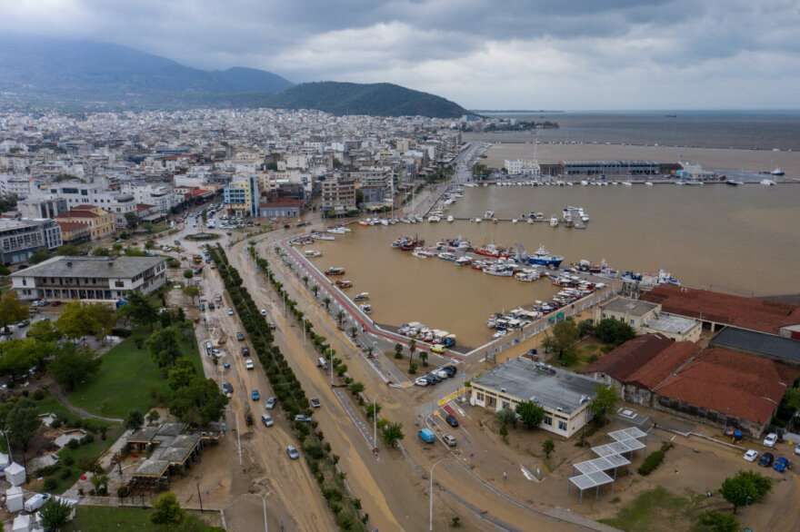 Κακοκαιρία Daniel - Μαγνησία: Σπίτι στο Πήλιο «στηρίζεται» σε λεωφορείο - Δείτε φωτογραφίες με τον πλημμυρισμένο Βόλο από ψηλά