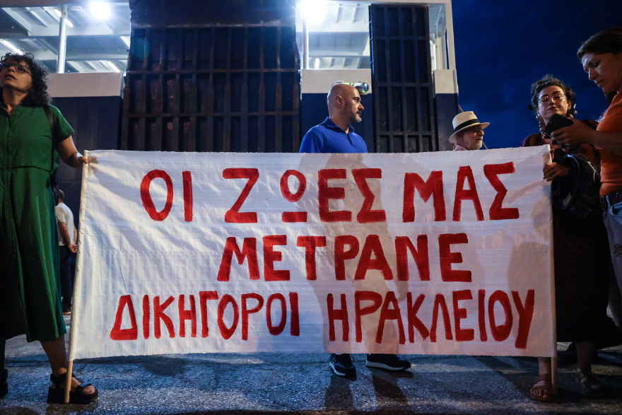 Ηράκλειο: Με καθυστέρηση περίπου έξι ωρών απέπλευσε το Blue Horizon λόγω διαμαρτυρίας για το θάνατο του 36χρονου