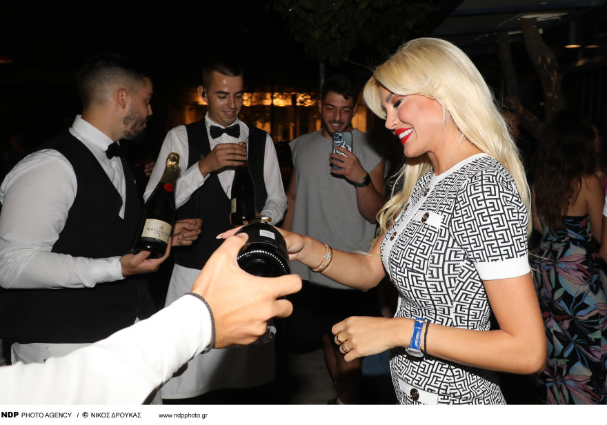 Παναγιώταρου: Έπινε σαμπάνιες χαμογελαστή λίγο πριν τσακωθεί με τον Σχίζα - Δείτε φωτογραφίες 