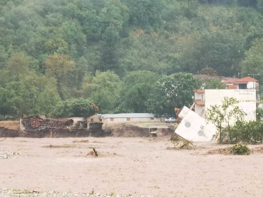 Κακοκαιρία Daniel: Κατέρρευσε διώροφο στο Μουζάκι Καρδίτσας