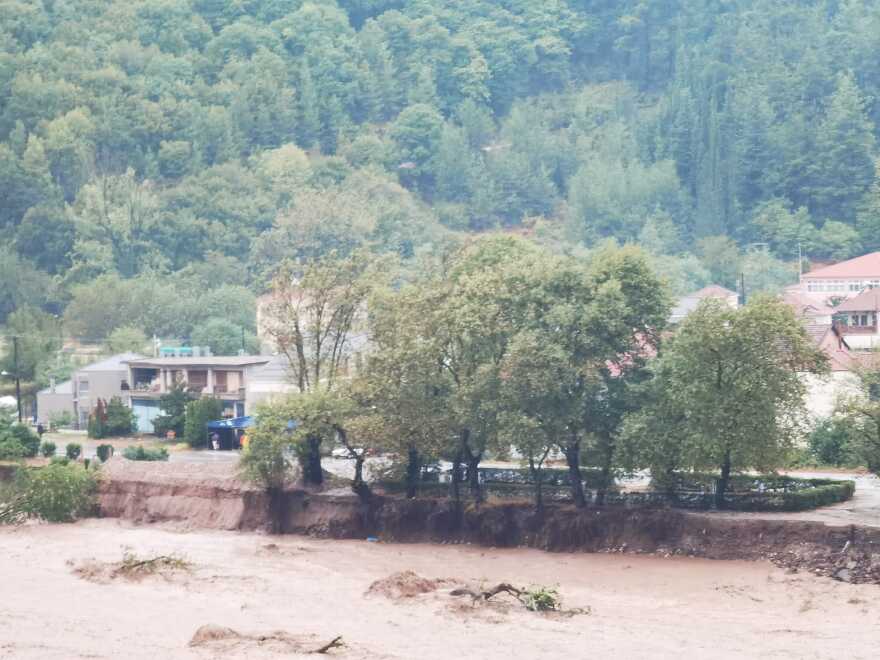 Κακοκαιρία Daniel: Κατέρρευσε διώροφο στο Μουζάκι Καρδίτσας