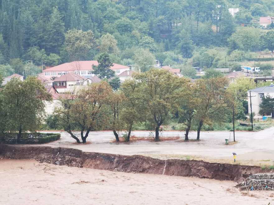 Κακοκαιρία Daniel: Κατέρρευσε διώροφο στο Μουζάκι Καρδίτσας