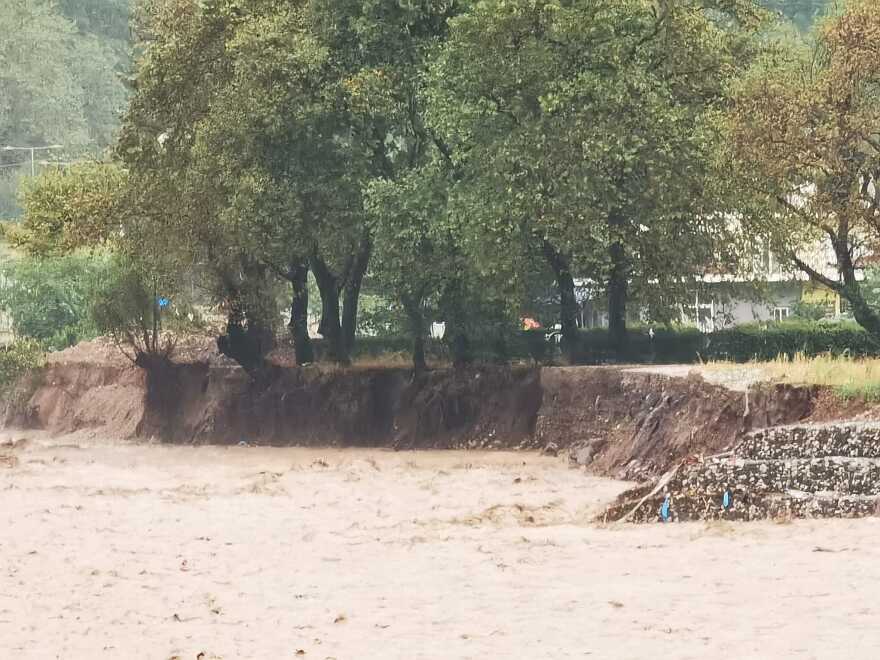 Κακοκαιρία Daniel: Κατέρρευσε διώροφο στο Μουζάκι Καρδίτσας