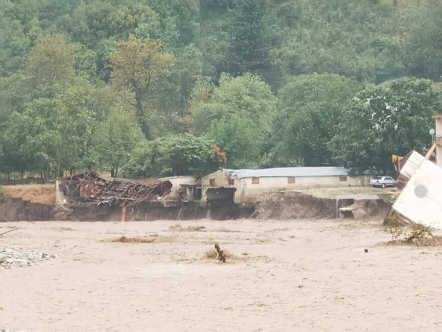 Κακοκαιρία Daniel: Κατέρρευσε διώροφο στο Μουζάκι Καρδίτσας