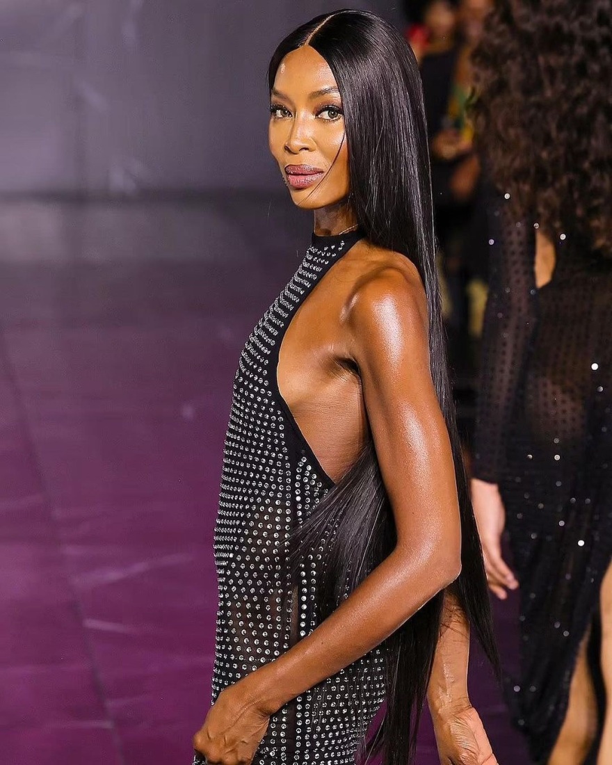 Ναόμι Κάμπελ: Με αποκαλυπτικό φόρεμα έκανε το ντεμπούτο της ως σχεδιάστρια μόδας