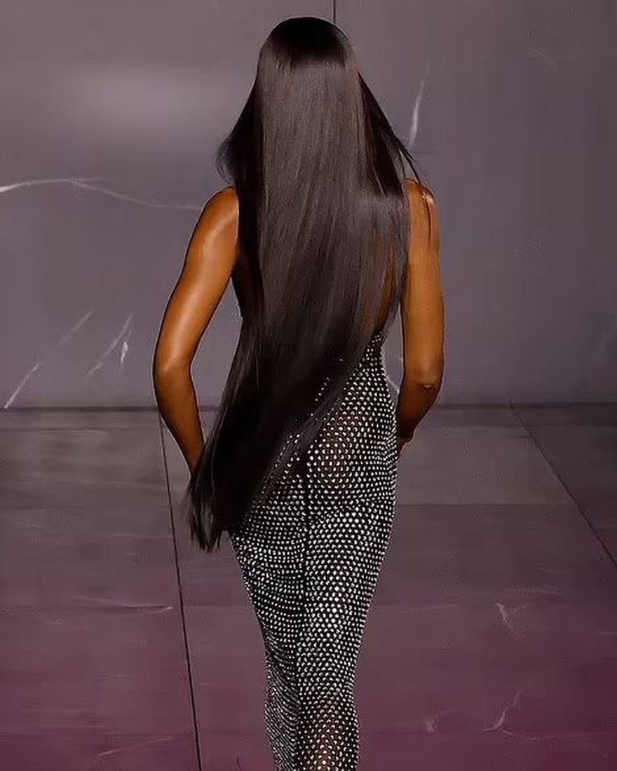 Ναόμι Κάμπελ: Με αποκαλυπτικό φόρεμα έκανε το ντεμπούτο της ως σχεδιάστρια μόδας