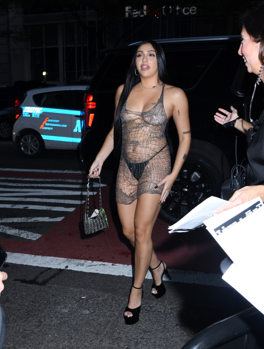 Λούρδη Λεόν: Χωρίς σουτιέν με τολμηρό διαφανές φόρεμα