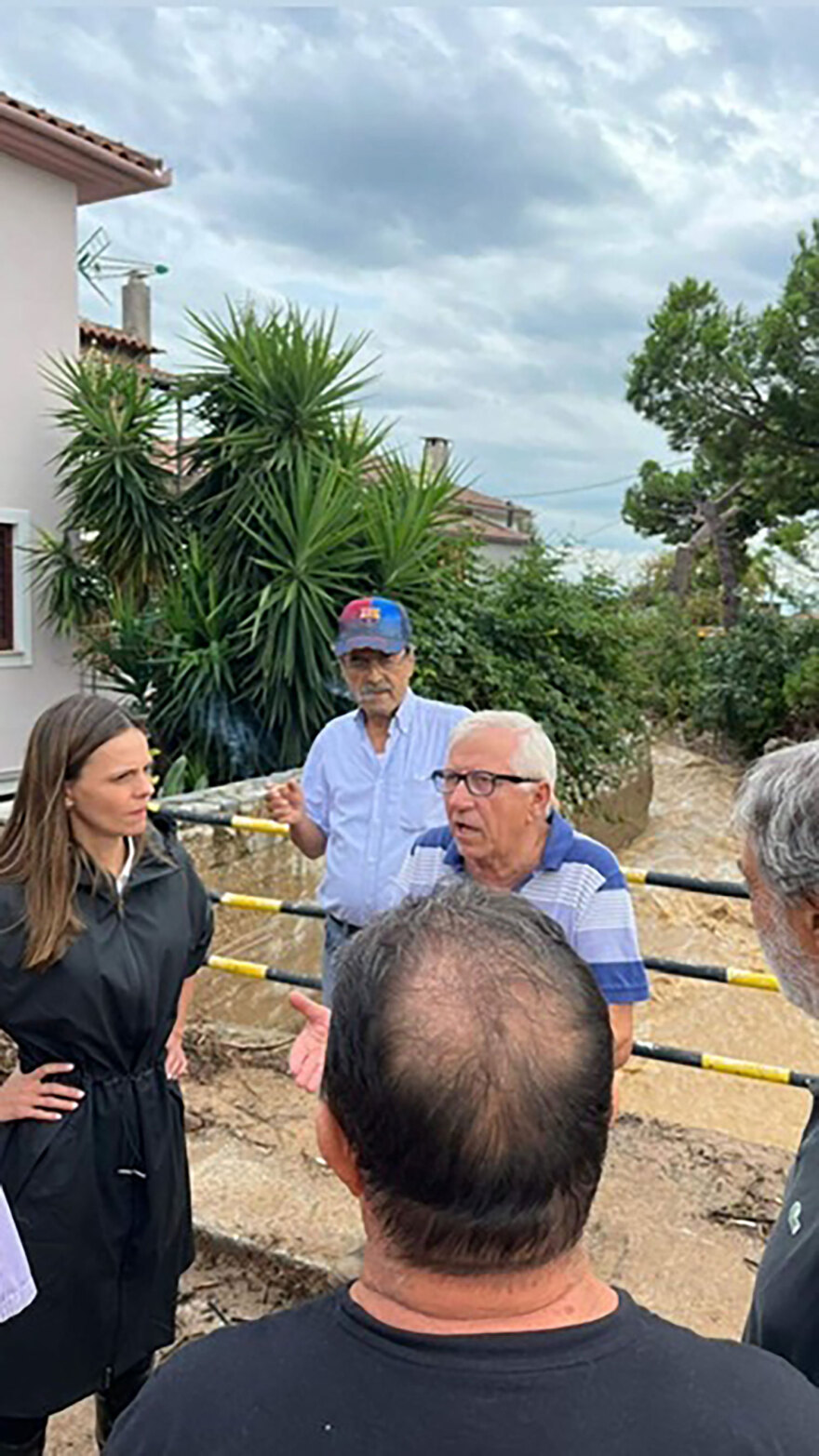 Έφη Αχτσιόγλου: Περιοδεία στις πλημμυρισμένες περιοχές του Βόλου