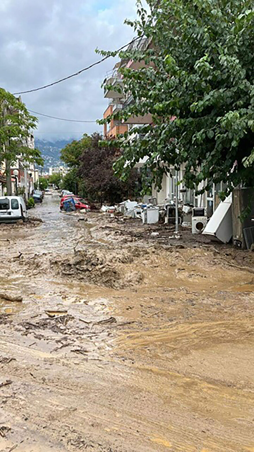 Έφη Αχτσιόγλου: Περιοδεία στις πλημμυρισμένες περιοχές του Βόλου