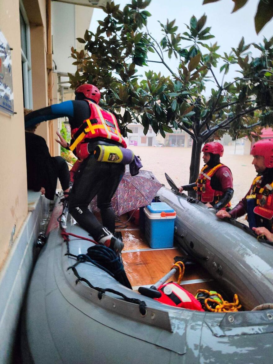 Κακοκαιρία Daniel: «Βιβλική καταστροφή. Βγάζαμε τις γιαγιάδες από τα παράθυρα» - Τι λένε διασώστες