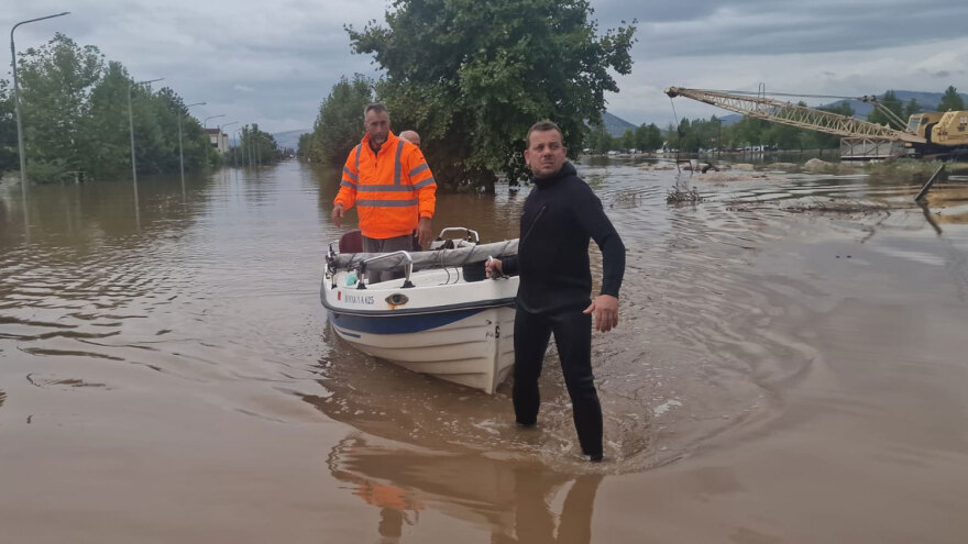 Κακοκαιρία Daniel - Τρίκαλα: Με βάρκες οι απεγκλωβισμοί στη Φαρκαδόνα