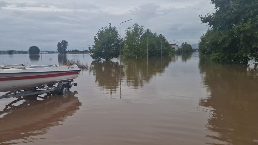 Κακοκαιρία Daniel - Τρίκαλα: Με βάρκες οι απεγκλωβισμοί στη Φαρκαδόνα