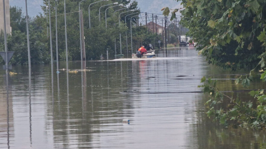 Κακοκαιρία Daniel - Τρίκαλα: Με βάρκες οι απεγκλωβισμοί στη Φαρκαδόνα