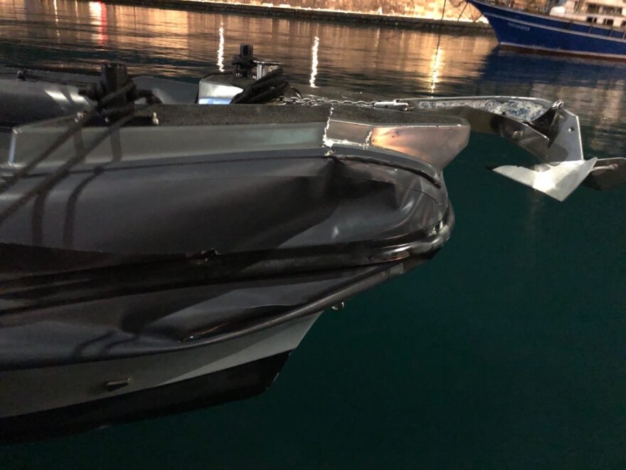 Μύκονος: Λαθροδιακινητές σηκώνουν τα χέρια ψηλά μετά τη σύλληψη από άνδρες του Λιμενικού - Δείτε φωτογραφία