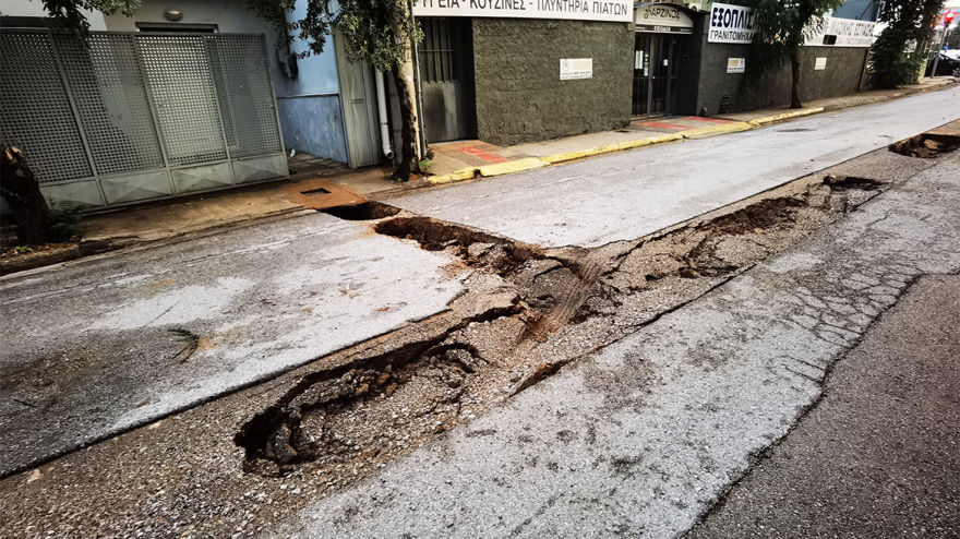 Μοσχάτο: Δρόμος κόπηκε στα δύο, εγκλωβίστηκαν οχήματα - Ποιοι δρόμοι είναι κλειστοί στην Αττική