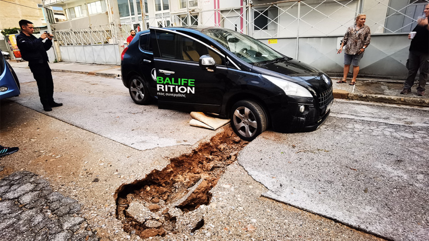 Μοσχάτο: Δρόμος κόπηκε στα δύο, εγκλωβίστηκαν οχήματα - Ποιοι δρόμοι είναι κλειστοί στην Αττική