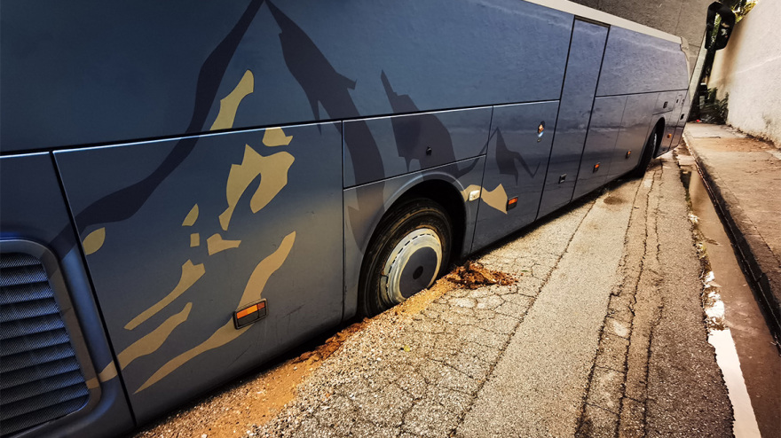 Μοσχάτο: Δρόμος κόπηκε στα δύο, εγκλωβίστηκαν οχήματα - Ποιοι δρόμοι είναι κλειστοί στην Αττική