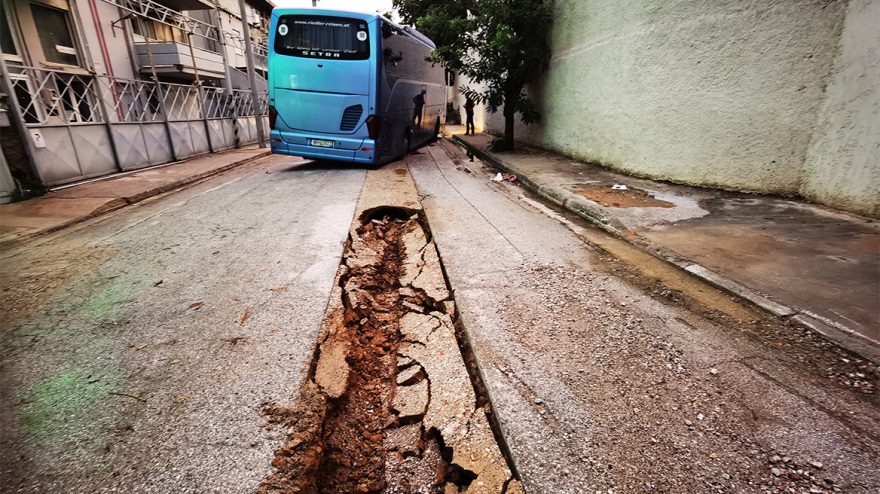 Μοσχάτο: Δρόμος κόπηκε στα δύο, εγκλωβίστηκαν οχήματα - Ποιοι δρόμοι είναι κλειστοί στην Αττική