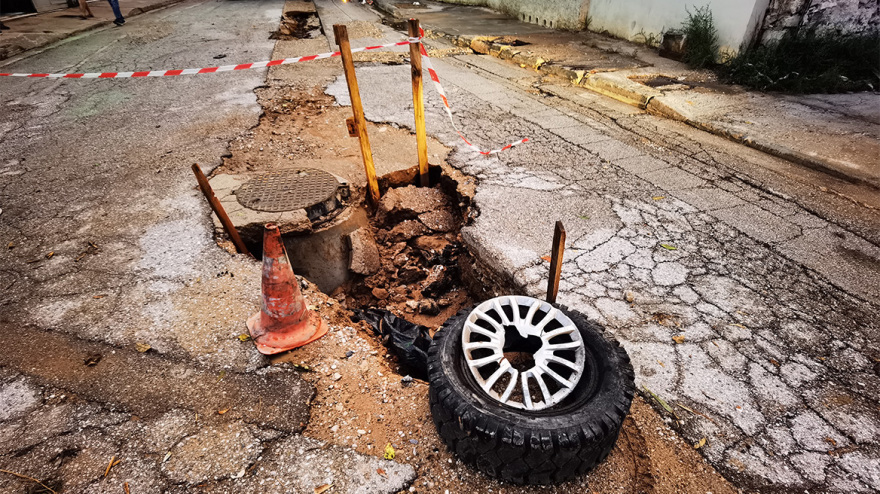 Μοσχάτο: Δρόμος κόπηκε στα δύο, εγκλωβίστηκαν οχήματα - Ποιοι δρόμοι είναι κλειστοί στην Αττική