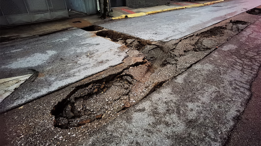 Μοσχάτο: Δρόμος κόπηκε στα δύο, εγκλωβίστηκαν οχήματα - Ποιοι δρόμοι είναι κλειστοί στην Αττική