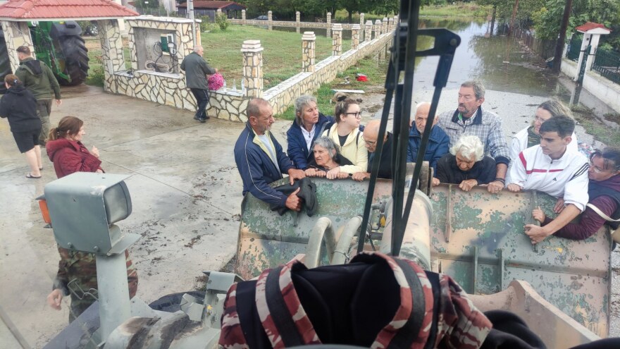 Κακοκαιρία Daniel: «Βιβλική καταστροφή. Βγάζαμε τις γιαγιάδες από τα παράθυρα» - Τι λένε διασώστες