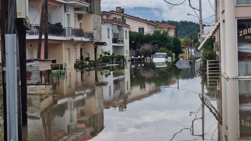 Κακοκαιρία Daniel: Δραματικές ώρες για 9 χωριά σε Καρδίτσα και Τρίκαλα - Οι εγκλωβισμένοι κλαίνε όταν τους διασώζουν