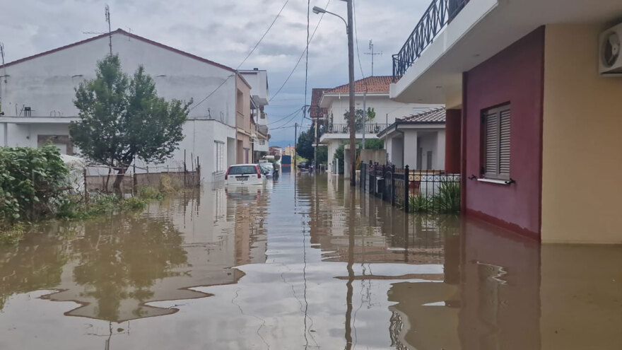 Κακοκαιρία Daniel: Δραματικές ώρες για 9 χωριά σε Καρδίτσα και Τρίκαλα - Οι εγκλωβισμένοι κλαίνε όταν τους διασώζουν