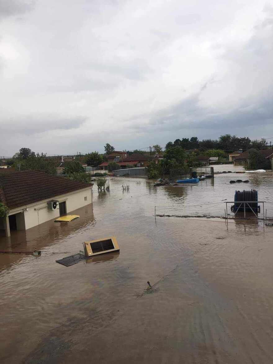 Κακοκαιρία Daniel - Λάρισα: 80 άτομα χωρίς φαγητό και νερό για 24 ώρες - Τους μετέφεραν με τρακτέρ σε καρότσα