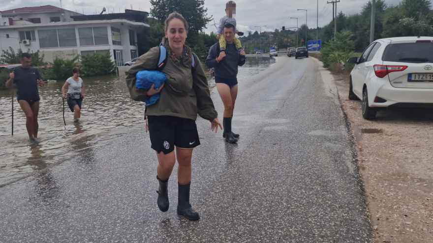 Κακοκαιρία Daniel - Τρίκαλα: Με τα μωρά στην αγκαλιά εγκαταλείπουν τα πλημμυρισμένα σπίτια τους - Βίντεο και φωτογραφίες