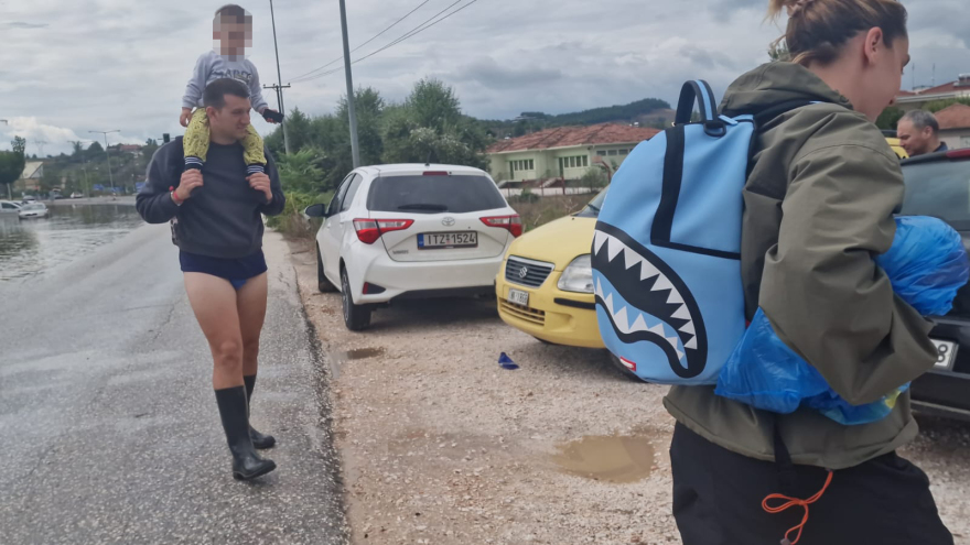 Κακοκαιρία Daniel - Τρίκαλα: Με τα μωρά στην αγκαλιά εγκαταλείπουν τα πλημμυρισμένα σπίτια τους - Βίντεο και φωτογραφίες