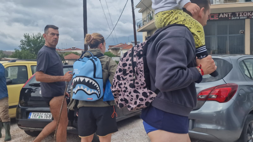 Κακοκαιρία Daniel - Τρίκαλα: Με τα μωρά στην αγκαλιά εγκαταλείπουν τα πλημμυρισμένα σπίτια τους - Βίντεο και φωτογραφίες