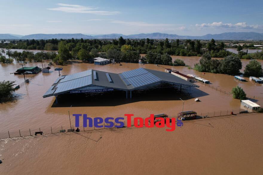 Κακοκαιρία Daniel: Στα λασπόνερα έχει «πνιγεί» η Καρδίτσα - Διασώστες μεταφέρουν πλημμυροπαθείς