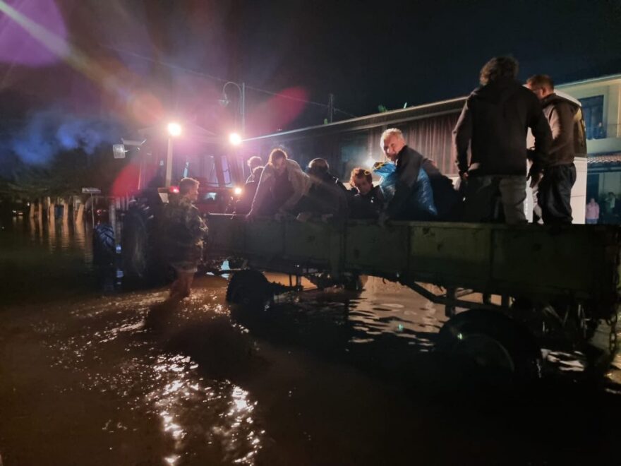 Τρίκαλα: Με γκρέιντερ διέσωσαν παιδιά και οικογένειες στα Μεγάλα Καλύβια
