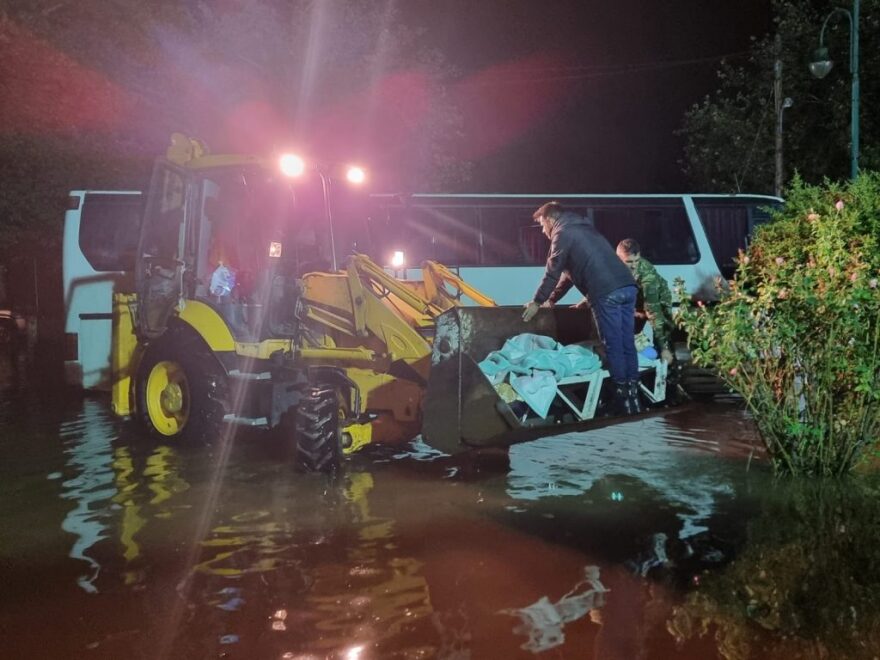 Τρίκαλα: Με γκρέιντερ διέσωσαν παιδιά και οικογένειες στα Μεγάλα Καλύβια