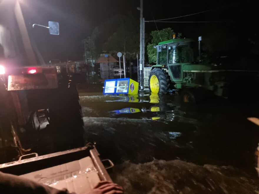 Τρίκαλα: Με γκρέιντερ διέσωσαν παιδιά και οικογένειες στα Μεγάλα Καλύβια