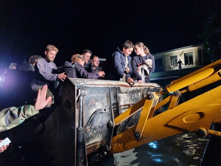 Τρίκαλα: Με γκρέιντερ διέσωσαν παιδιά και οικογένειες στα Μεγάλα Καλύβια