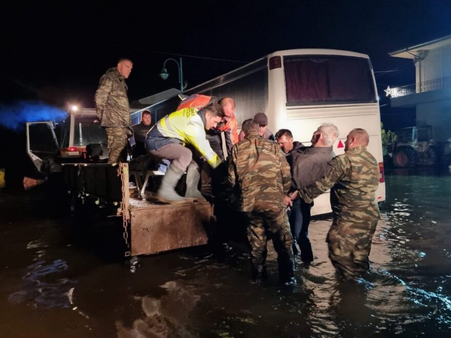 Τρίκαλα: Με γκρέιντερ διέσωσαν παιδιά και οικογένειες στα Μεγάλα Καλύβια