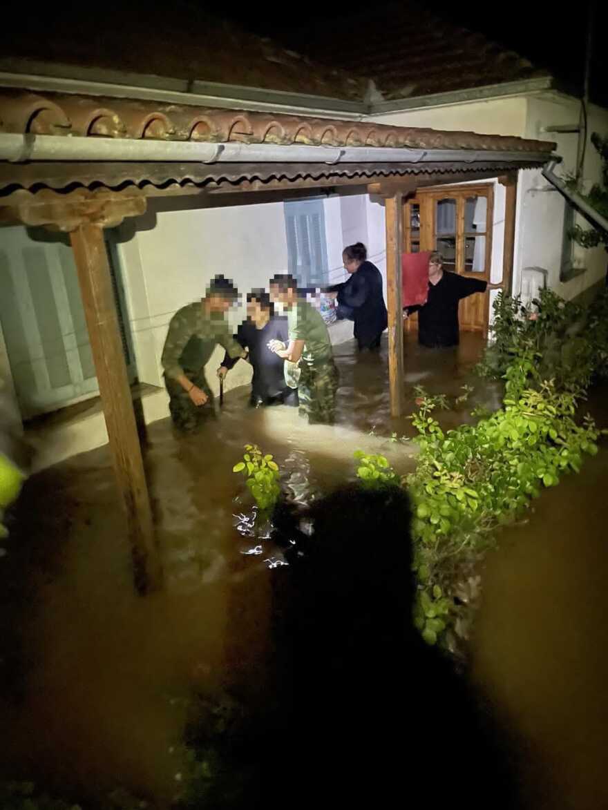 Κακοκαιρία Daniel: Όλη τη νύχτα έβγαζαν εγκλωβισμένους στη Θεσσαλία - Μάχη με τον χρόνο δίνουν οι διασώστες