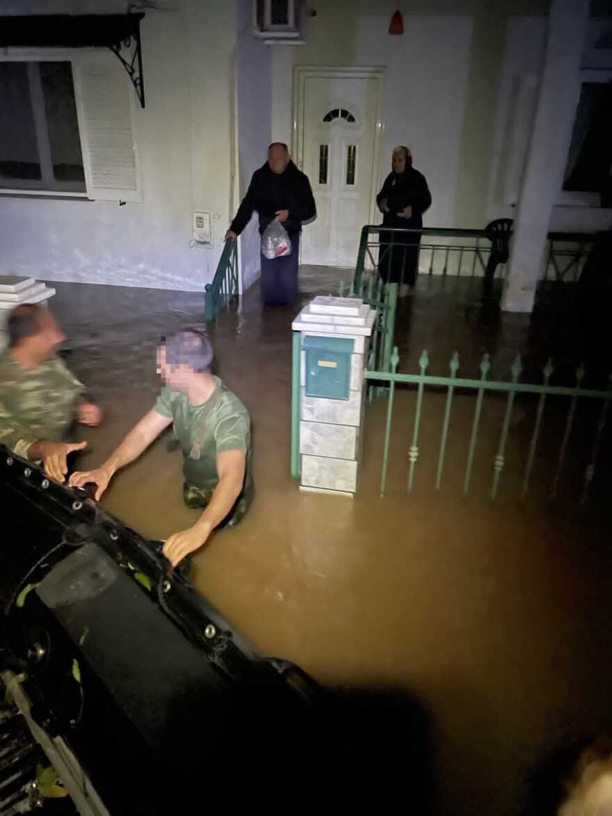 Κακοκαιρία Daniel: Όλη τη νύχτα έβγαζαν εγκλωβισμένους στη Θεσσαλία - Μάχη με τον χρόνο δίνουν οι διασώστες