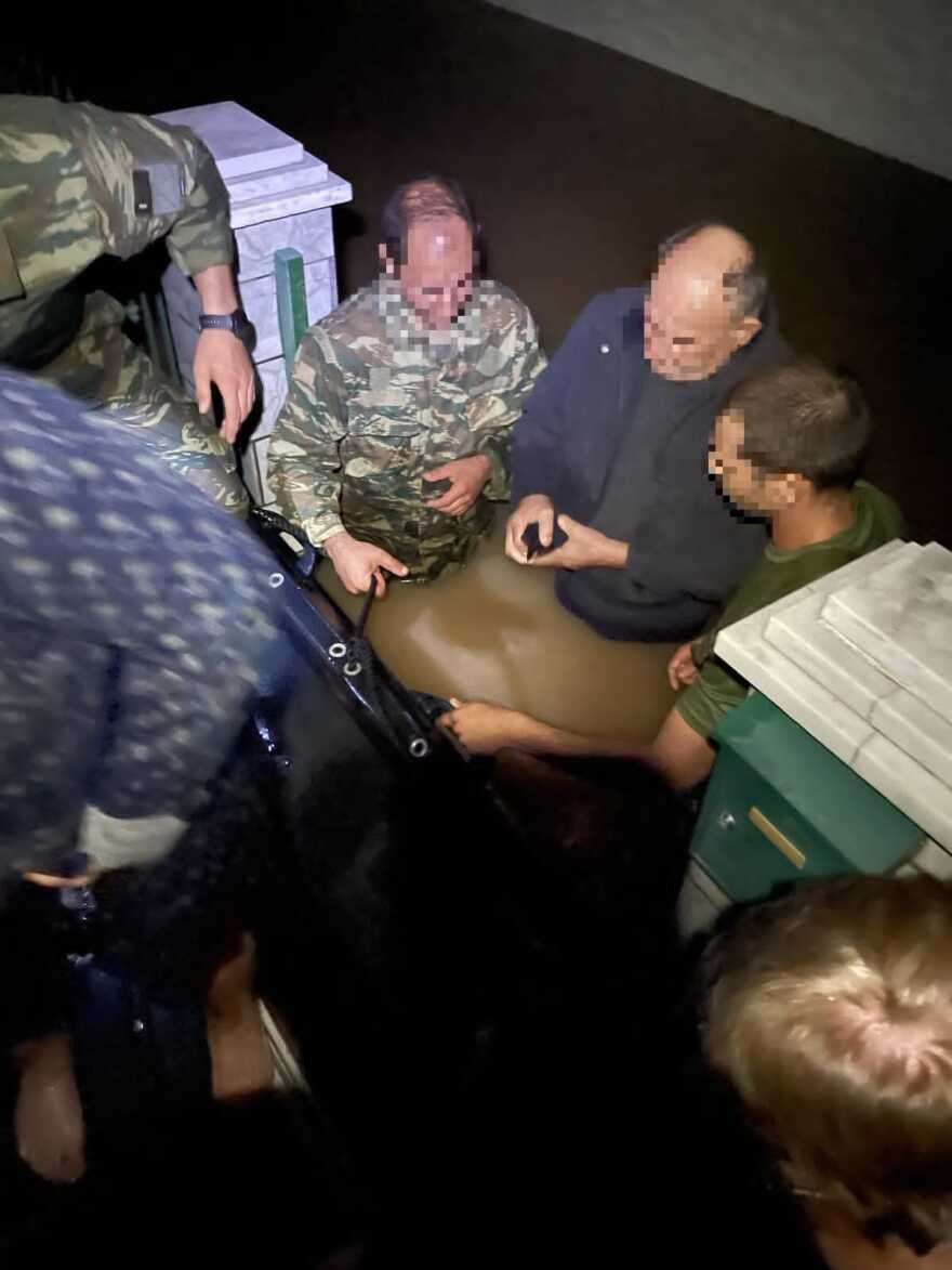 Κακοκαιρία Daniel: Όλη τη νύχτα έβγαζαν εγκλωβισμένους στη Θεσσαλία - Μάχη με τον χρόνο δίνουν οι διασώστες