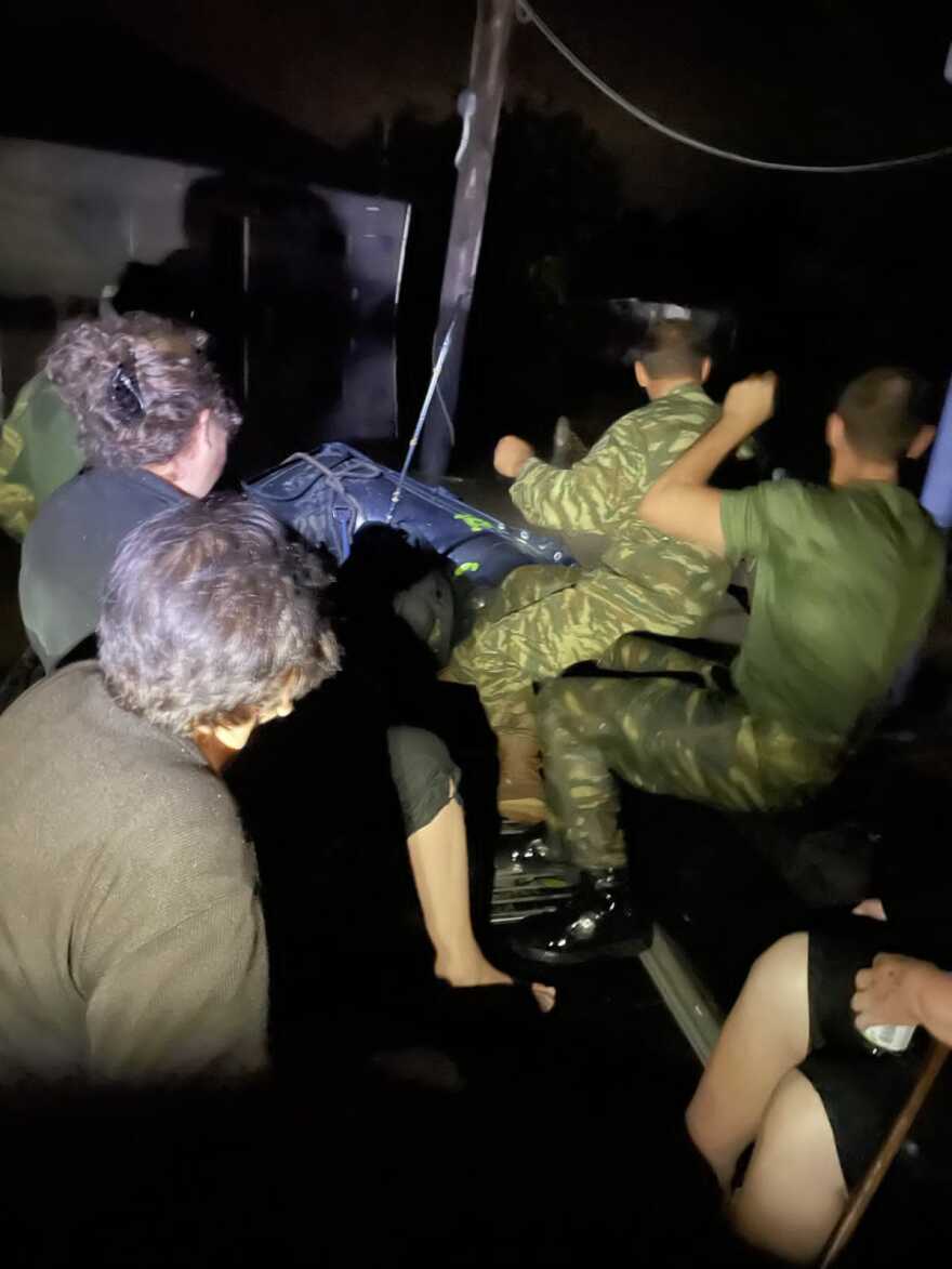 Κακοκαιρία Daniel: Όλη τη νύχτα έβγαζαν εγκλωβισμένους στη Θεσσαλία - Μάχη με τον χρόνο δίνουν οι διασώστες