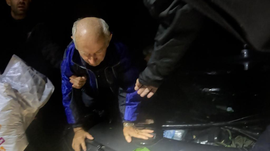 Κακοκαιρία «Daniel»:Η Μονάδα Υποβρύχιων Αποστολών του Λιμενικού απεγκλωβίζει πλημμυροπαθείς - Δείτε βίντεο και φωτό 